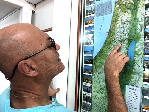 Mauricio Abu-Ghosh, whose father immigrated to Chile from Beit Jala in Palestine with his family at age 10 in 1951, locates their old hometown, which he visited several years ago.