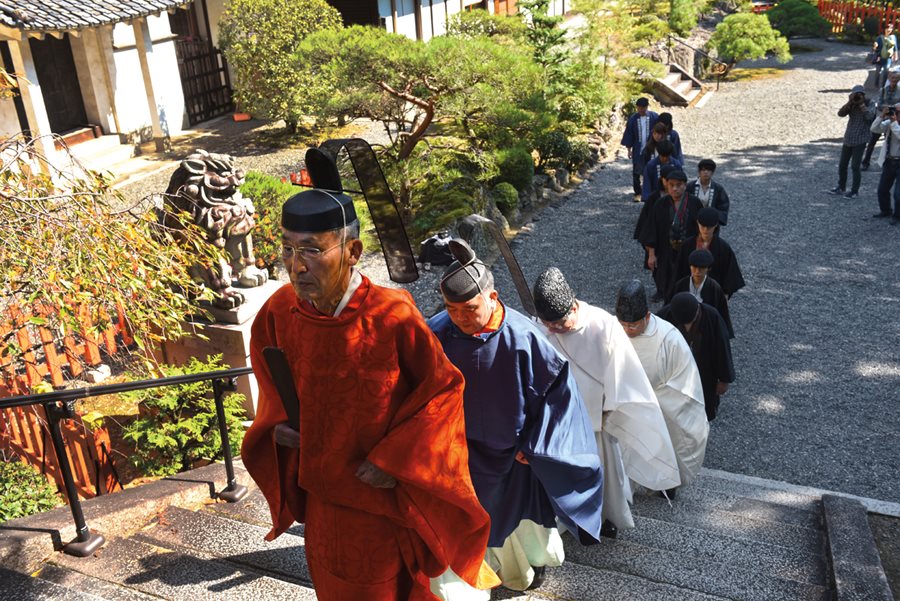 <p>In ceremonial procession, priests of the Kenkun Shrine in Kyoto lead the Suwa falconers to one of the cultural performances during the Funaoka Grand Festival, held annually on October 19. <em>Below:</em> Now standing as a falcon master, Otsuka carries on the traditions.</p>