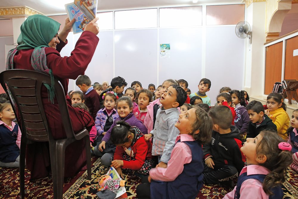 A WLR ambassador engages in Mafraq, Jordan. “We train them how to read aloud as an art,” says Dajani. “And we train them also on how to start a reading aloud session in their neighborhood.” 