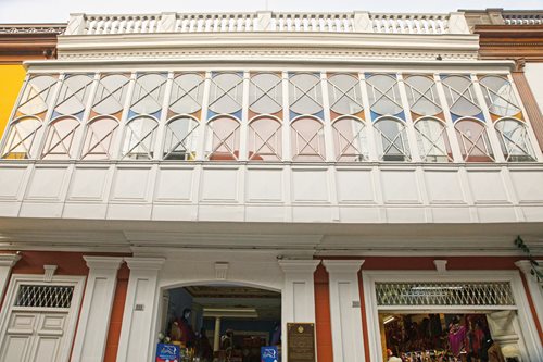 Along Jirón Ancash, a balcony reflects an eclectic 20th-century style. The interplay of similarities and differences in Lima’s balconies led 20th-century Peruvian composer Luis Antonio Meza to describe them as “homogeneous and harmonic.”
