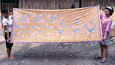 To complete the manufacture of this Oey Soe Tjoen sarong, the two ends will be stitched together to form a tube.