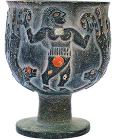 On a chlorite cup, a bull-man wearing bracelets, foot rings, a necklace with a medallion and a headband lifts a panther in each hand (14.5 cm).