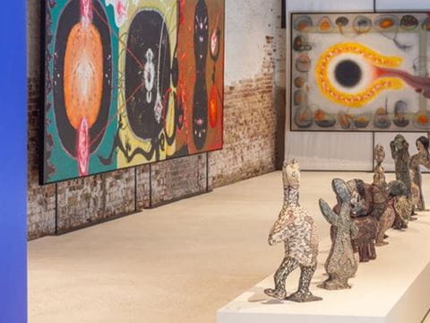 Cosmic Garden pays homage to the pluralistic beauty of India’s artisanal legacies and indigenous art traditions. featuring acclaimed Indian artists Madhvi Parekh, Manu Parekh, and Karishma Swali, creative director of the Mumbai-based Chanakya School of Craft. Curated by Maria Alicata and Paola (Photo Daniele Zoico Courtesy Chanakya Foundationerde – Art & social club Biennale Arte 2024)