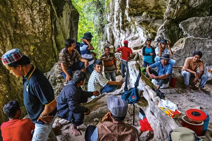 <p>At the entrance to Leang Sakapao, expedition staff stop for coffee and snacks.</p>
