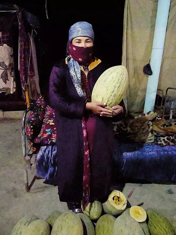 <p>Holding an Ichi-qizil ("red-core") melon: Of all, it came closest to Ibn Battuta's description in taste, texture, color and region of origin.</p>

