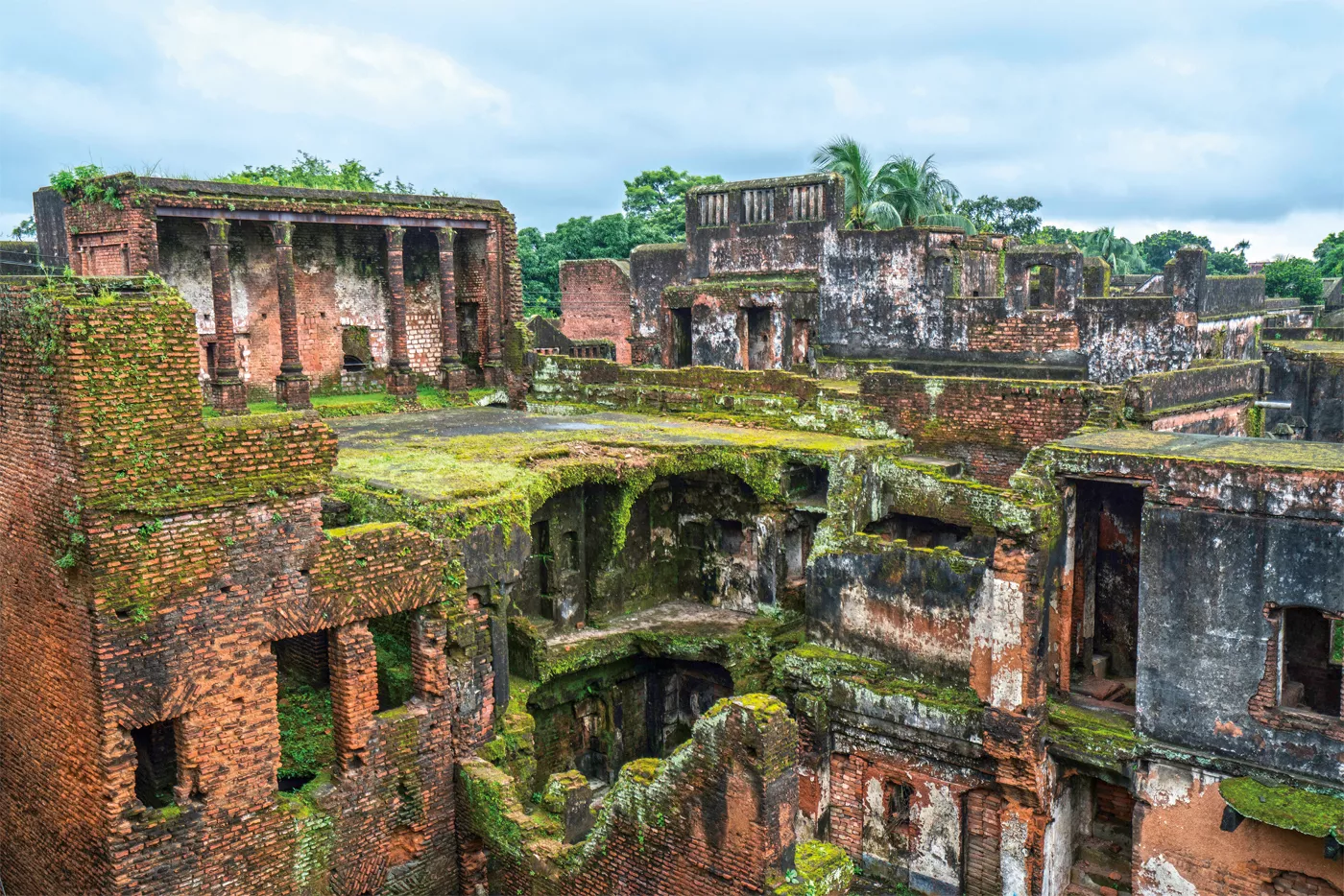 <p>In the Bangla language, a place where muslin was made and sold was called <em>arong</em>, and the largest arong was at Panam Nagar, in&nbsp; Sonargaon, where the East India Company factory was located. It now stands as a reminder of how what was once the cloth of emperors was felled by an industrializing, colonial economy.&nbsp;</p>
