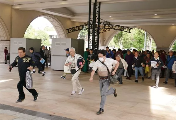 <p>Spectator gates open at precisely nine a.m., and fans have a race of their own to claim favored spots for viewing the day&rsquo;s lineup of a dozen races capped by the Royal Cup.</p>
