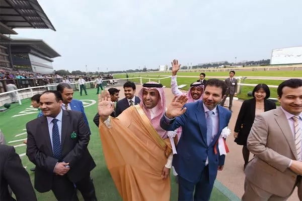 <p>After presenting the Royal Cup, Al Mazroa waves to horse-racing fans and media. Japanese news columnist Yuzo Waki calls the race "one of the most impressive examples of the fact that we share common ground."</p>
