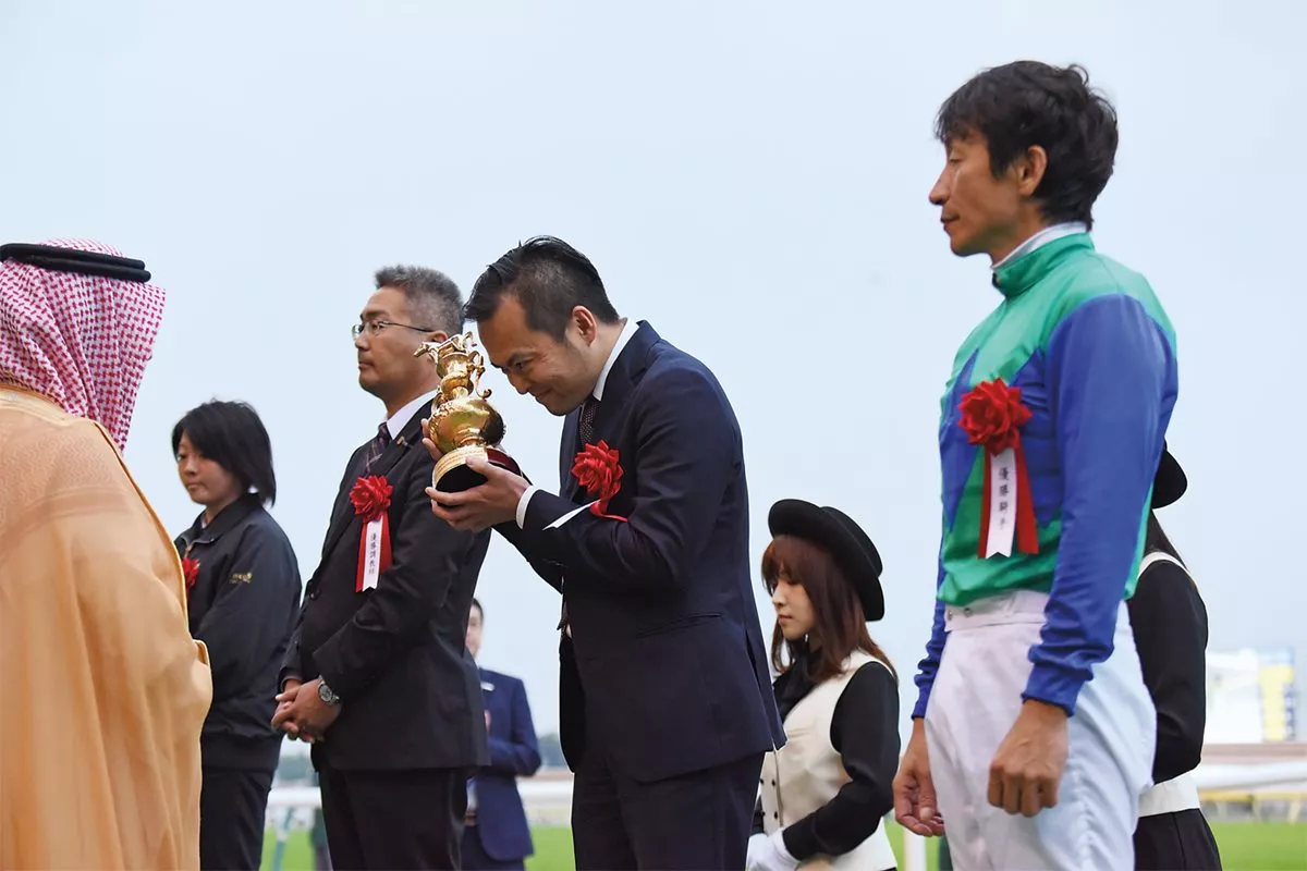 <p>In the winner's circle, victorious jockey Norihiro Yokoyama, far right, looks on as Adel ibn Abdullah Al Mazroa, general manager of the Equestrian Club of Riyadh, far left, presents owner Takaya Shimakawa the 2015 Saudi Arabia Royal Cup trophy.</p>
