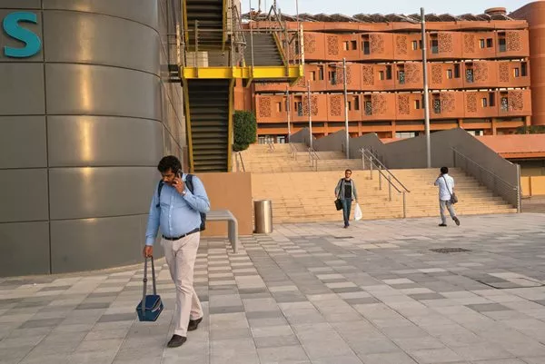 <p>The current population of Masdar City is made up of students and faculty at Masdar Institute and employees of companies including Siemens, General Electric, Mitsubishi and the International Renewable Energy Agency.</p>
