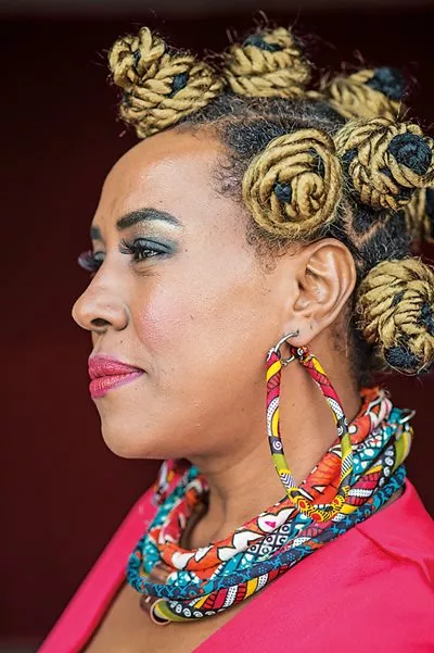 Rasha, born in Khartoum, Sudan, describes her genre as Sudanese jazz rooted in Arab and African music. In addition to vocals in Arabic as well as Spanish, English, Nubian and Creole, she plays <i>'ud</i> and percussion.
