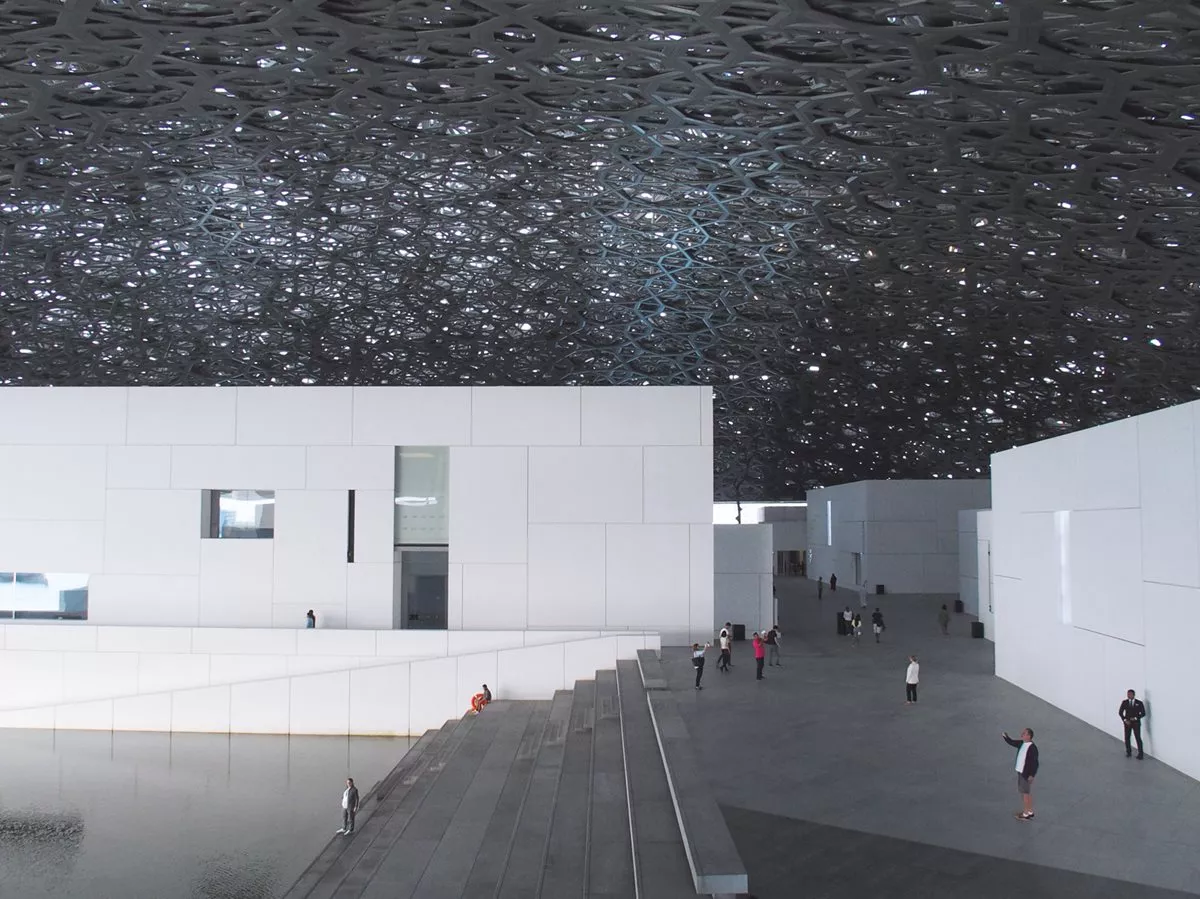 Contrasting infinite complexity with elemental simplicity, the central plaza evokes the irregularities and scale of traditional <em>madinahs</em>, or old cities. From here, visitors find the museum&rsquo;s galleries for temporary exhibits, the Children&rsquo;s Museum, the auditorium, a restaurant and offices.
