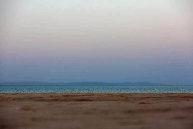 Mountain sunsets and flat sand beaches in El
Gouna set an elemental stage for the annual Sandbox Festival.