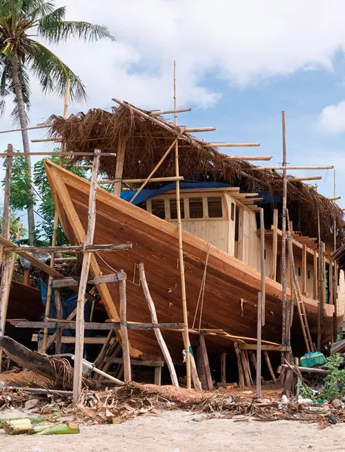 Its two-mast, seven-sail design is typical of the traditional sail arrangement from which the Indonesian name pinisi derives.&nbsp;