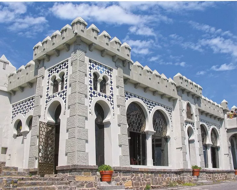 Donated by the Spanish community to Tandil, Argentina, on the occasion of the town’s centennial in 1923, the Castillo Morisco (Moorish Castle) shows horseshoe arches that also reference the Great Mosque at Córdoba, Spain.