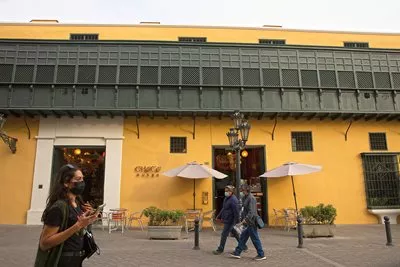 lower A balcony extends across the full facade of one of the oldest large homes in Lima, the Casa del Oidor (House of the Listener), so called for its early use by a royal representative who registered public complaints. Long balconies like this were frequently built on multifamily dwellings to create common space or hallways connecting living spaces.
