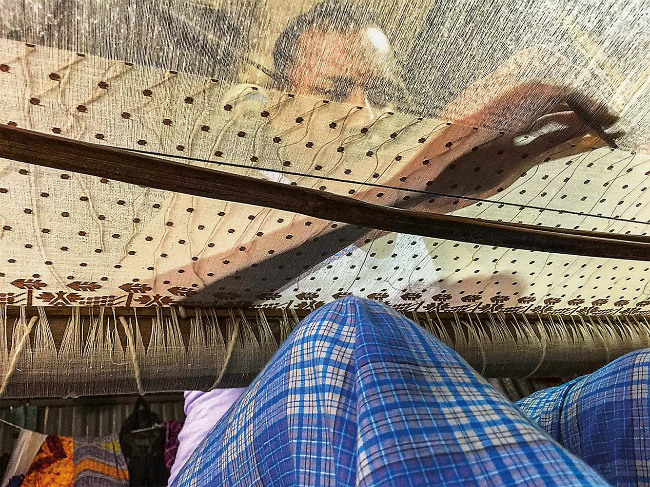 N-sp4-MAIN-and-ENDER-Weaver-Nurul-Amin-in-loom-7718-1200-pixHR-copy.jpg?width=1333&height=1000&ext=.jpg