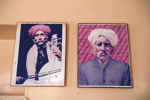 Sakar Khan Manganiyar, is considered the greatest kamaicha player of his time and was the first Manganiyar to receive the Padma Shri award, one of the highest civilian awards of India.