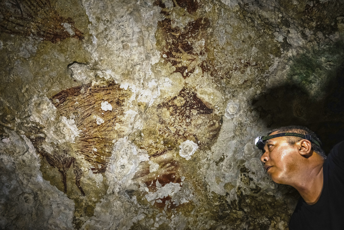 <span style="line-height: 25.6px;">Deep in the interior of Leang Sakapao, archeologist Ramli points out a painting&mdash;so far unique&mdash;showing a pair of mating babirusa with handprints around it.&nbsp;</span>