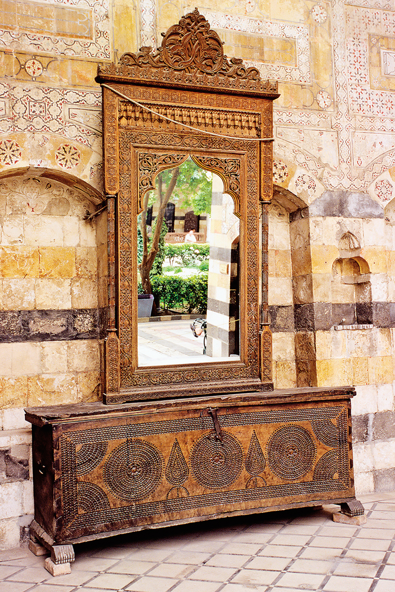 <p>매우 크고 화려하게 장식된 이 장은 다마스쿠스의 아젬 궁전(Azem Palace)에 전시된 것을 사진 촬영한 것으로 매우 부유한 사람들만 사용한 물건이다.</p>