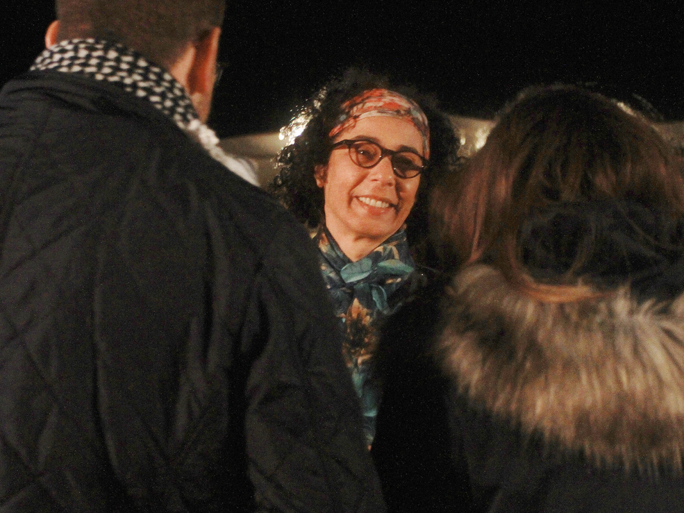 <strong>Parte superior</strong>: Actores beduinos se saludan en la proyección de <em>Theeb</em> mientras Nadine, <strong>arriba</strong>, saluda a los espectadores.