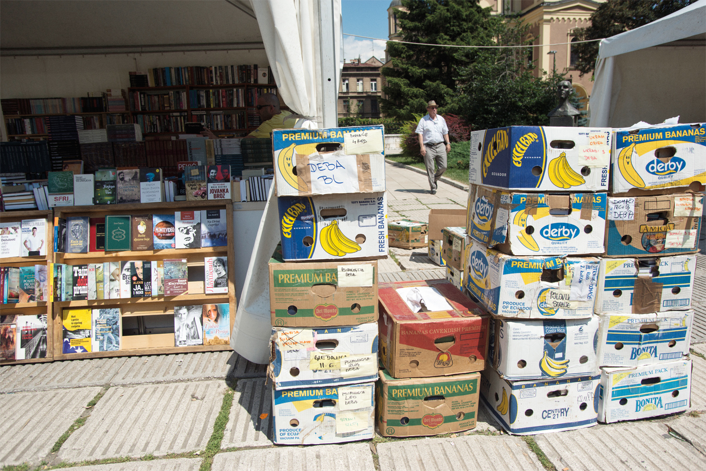 <p>Para transportar os livros de uma &quot;biblioteca segura&quot; a outra durante o cerco, Jahić e seus companheiros utilizavam frequentemente caixas de banana, que ainda hoje é um método comum para armazenar e transportar livros no mercado a céu aberto de Sarajevo.</p>
