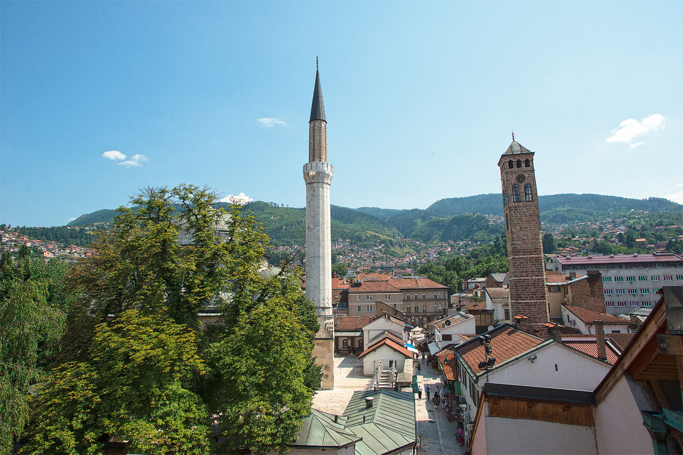 <p>A leste da nova Biblioteca Gazi&nbsp;Husrev-beg, aberta em 2014, encontra-se a primeira sede da instituição, o complexo de mesquita e madraça do século&nbsp;XVI erguido por Husrev-beg. As colinas em torno da cidade, que serviram de base para atiradores durante o cerco a Sarajevo, são hoje um cenário de cartão postal para seu centro histórico.</p>
