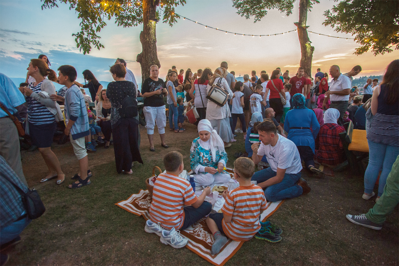 <p>在萨拉热窝的一处古老黄色堡垒（米加河北岸）附近，一家人正在准备开斋晚宴野餐，而其他城市居民正在享受宁静的日落全景。</p>
