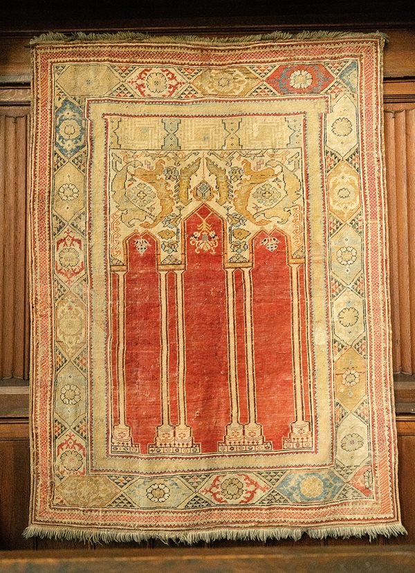 This coupled-column rug dates from the second half of the 17th century and hangs in the choir of the Black Church.