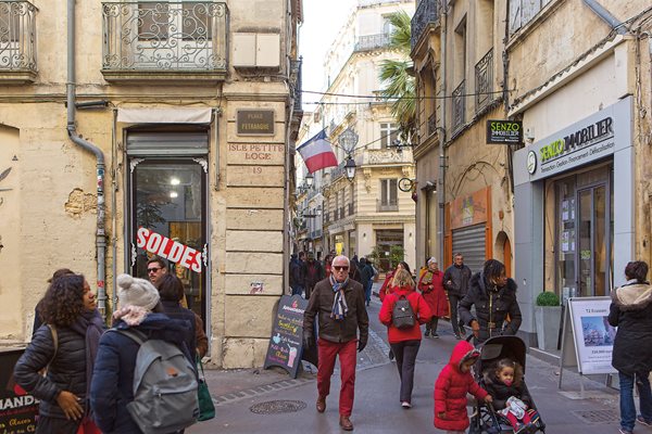 A street in l&rsquo;Écusson, historic heart of Montpellier, bustles on a winter day.