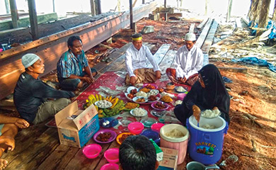 Haji Abdul Wahab presides over an annatta ceremony, marking the commencement of a new pinisi boat completion. The ceremony usually includes a social gathering marked by singing, feasting and prayers to correspond with the boat’s maiden voyage.