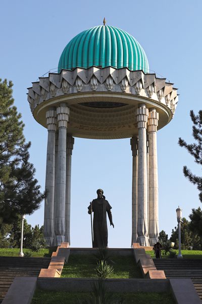 Metro stations are not the only public commemorations of the legacies of literary and other heroes in Tashkent: Under a gazebo overlooking the heart of the city, a statue of Alisher Navoi serves as both a reminder and an inspiration. 