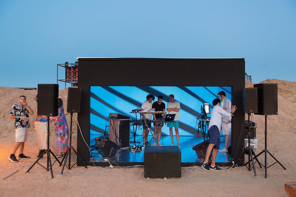 At the Sandbox Festival in El Gouna, they set up a demonstration stage where festivalgoers sample electronic gear. 