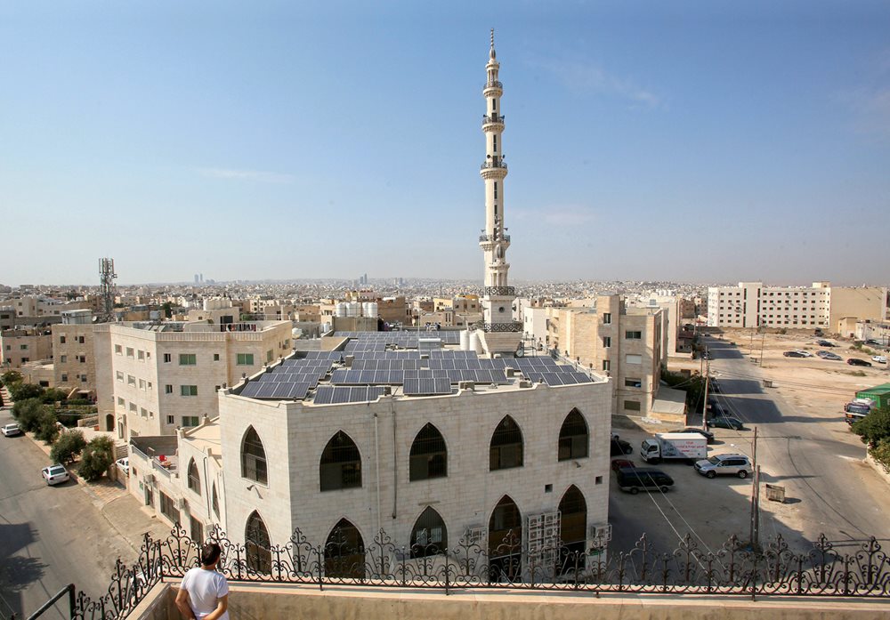 On the south side of Amman, the roof of the Hamdan al-Qara mosque hosts 140 photovoltaic panels. A partnership established in 2016 between the country’s energy efficiency fund and ministry of religious endowments focuses on places of worship as nodes of influence in communities.