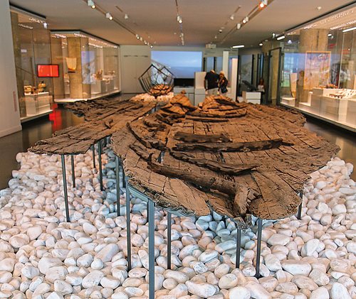 The boat’s design replicated that of the Phoenician merchant vessel that archeologists named Jules-Verne 7. Discovered off the coast of France and now on display at the Musée d’Histoire de Marseille, the Jules-Verne 7 was dated to 600 BCE, the period during which, according to Greek historian Herodotus, Phoenicians made their longest voyages.