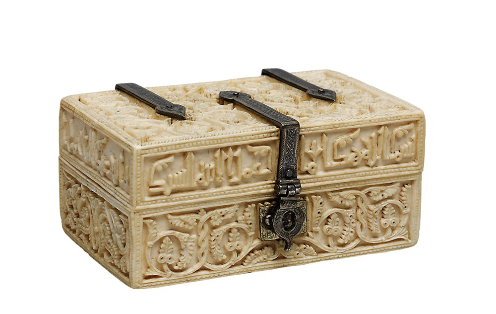 <p>この象牙の宝石箱（実際の2/3の大きさ）は、西暦961年ごろにコルドバの近くでアブド・アッラフマーン<span class="smallcaps">3世</span>の娘のために製作されました。</p>