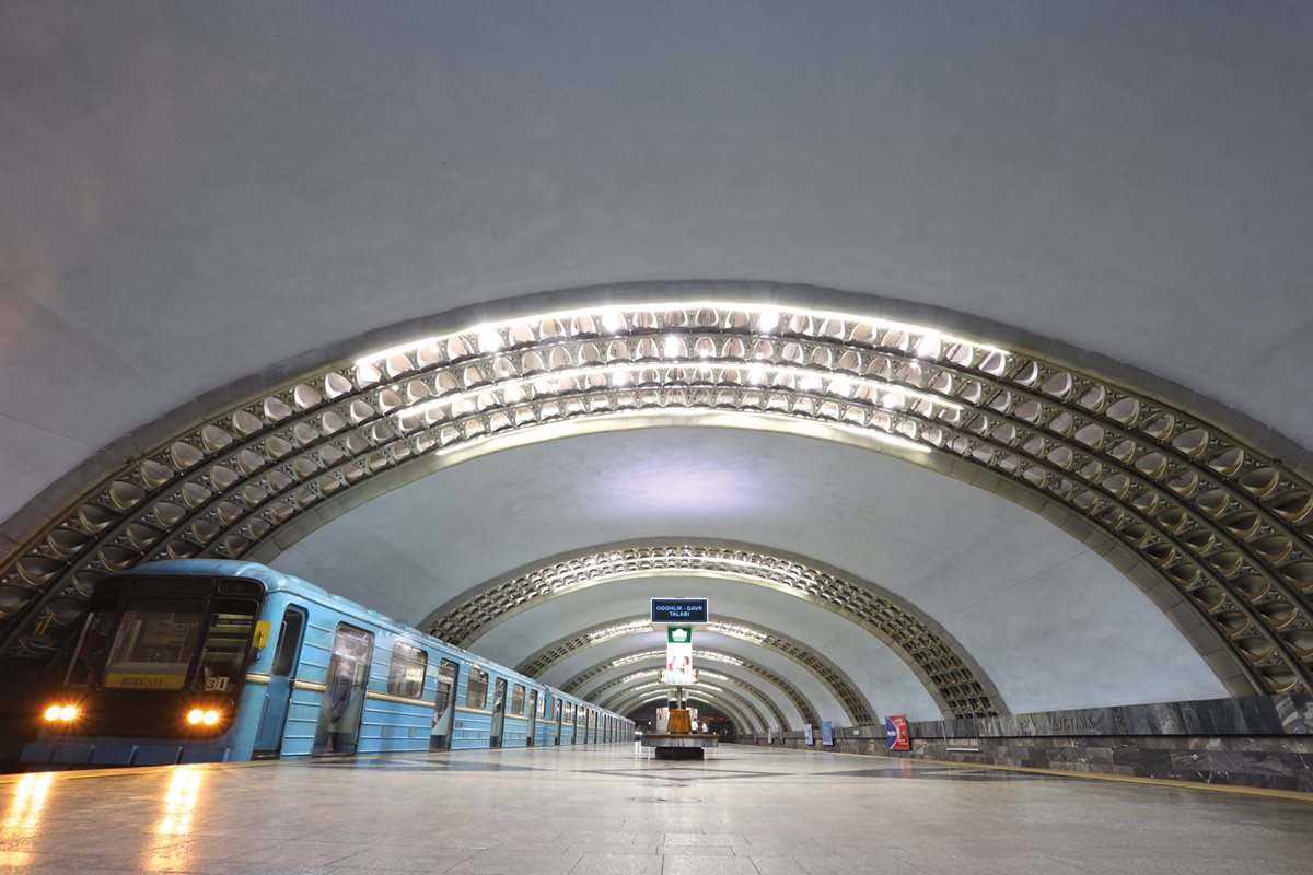 Do‘stlik (Friendship) opened in the mid-1980s. The station’s arched ceiling is painted turquoise, and the aluminum-clad lights were designed to evoke rainbows against the sky to symbolize the nation’s bright future. 