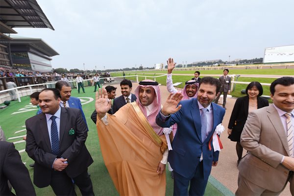 <p>After presenting the Royal Cup, Al Mazroa waves to horse-racing fans and media. Japanese news columnist Yuzo Waki calls the race &quot;one of the most impressive examples of the fact that we share common ground.&quot;</p>
