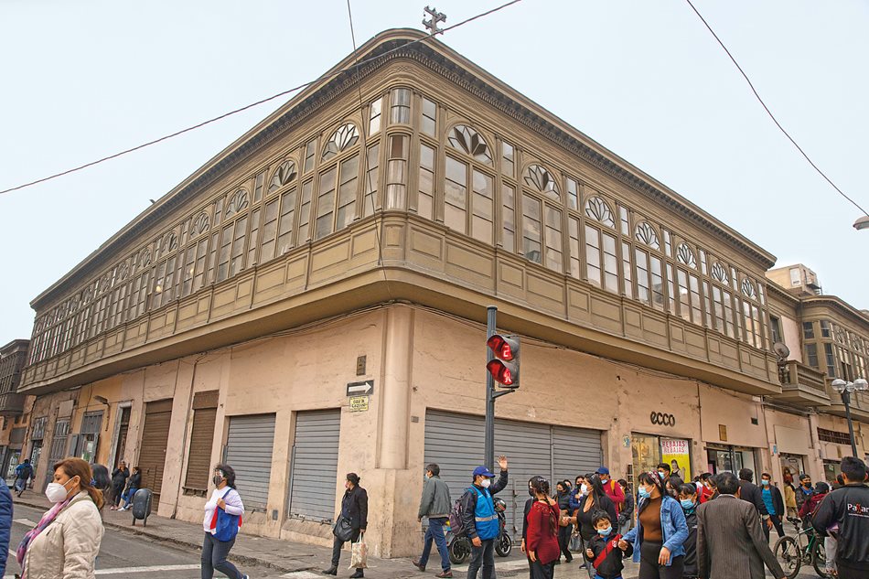 Along Jirón de la Unión, a floral flourish in the top register of windows help enliven a wraparound balcony across the street from the Plazuela de la Merced, one of the sites where in 1821 Peru declared independence from Spain. 