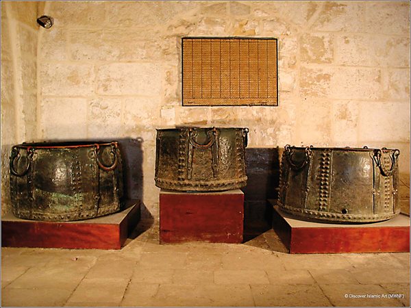 Tin-plated and hammered-copper cauldrons that measure more than a meter in diameter, including these that were used in the 16th century, helped the kitchen serve soup to as many as 1,000 people per day—about the same number who are served from today’s pots, lower.