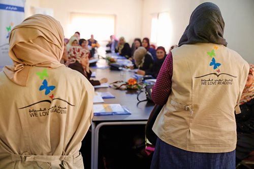 Adult volunteers crowd a WLR training led by “reading ambassadors” in Irbid, Jordan. 