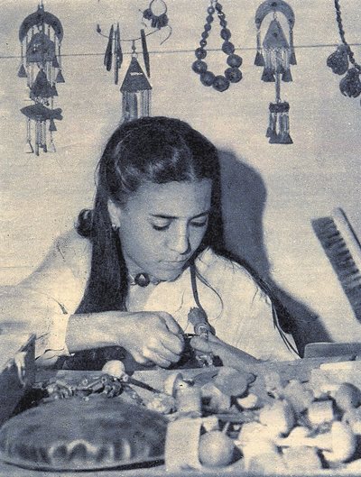 A young Azza Fahmy took to her craft at a young age, shown making jewelry at the top Khan El-Khalili suq in Cairo. During a book fair in 1969, Fahmy discovered a German art book about classical jewelry of Medieval Europe.