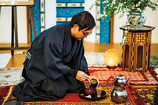 Qayyim Naoki Yamamoto, left, Japanese ceremonial master and professor of Islamic studies at Marmara University, in Istanbul, Turkey, speaks to a public audience in Tokyo about the links between Japanese traditional culture and Islam, incorporating what he calls an “Islamic tea ceremony,” below, to highlight points of commonality between the two.