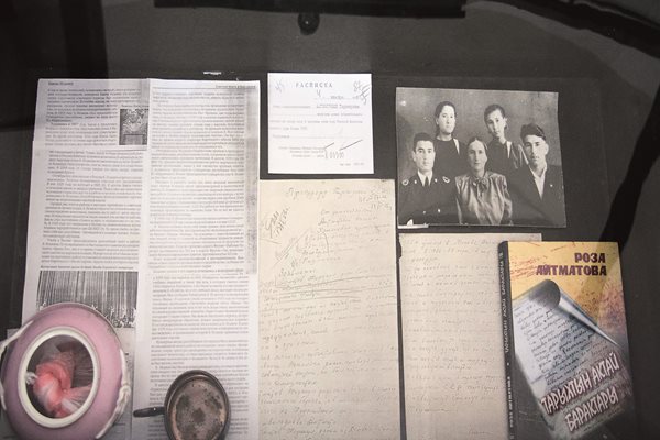 A family history at the museum of Ata Beyit (Graves of Our Fathers) includes photos and letters, and Aitmatova&#39;s 2007-published <i>Tarïxïtïn aktay baraktarï</i> (The white pages of history), detailing the tragedy that befell her father, Törökul Aitmatov.<br />
&nbsp;