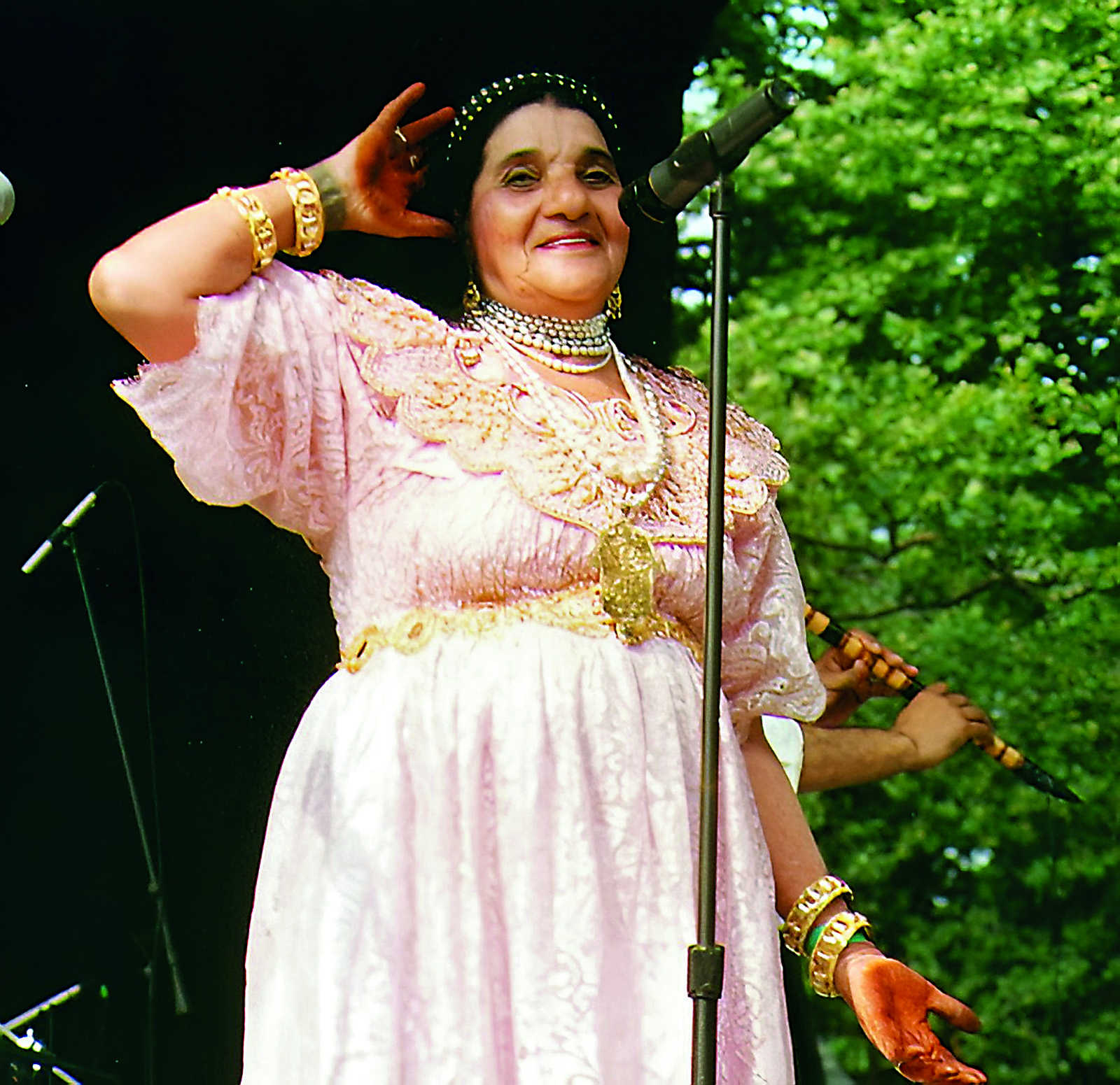 As her fame grew internationally, Remitti continued to perform wearing traditional Bedouin Algerian dresses, glittering gold shoes, gold jewelry and henna on both palms. By the early 2000s, she was well-known in Europe, and her first performance in the US came in the summer of 2002, where she appeared on an outdoor stage in New York’s Central Park. 