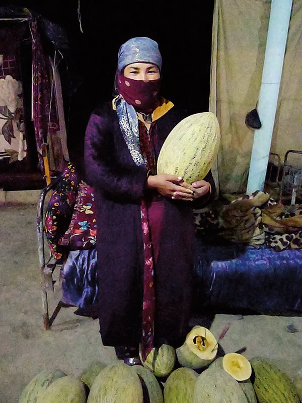 <p>Holding an Ichi-qizil (&quot;red-core&quot;) melon: Of all, it came closest to Ibn Battuta&#39;s description in taste, texture, color and region of origin.</p>
