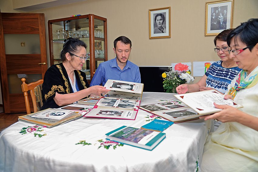 Due to 71 years of “Russification” from 1920 to 1991, Doszhanova’s descendants have only in recent years begun to understand her impact on medical and social reforms throughout Central Asia. Discussing the family records they have compiled are, <b>above</b>, from left to right, Doszhanova’s daughter-in-law, Ainakul Yershina, grandson Shingiz Yershin, grandniece Altyn S. Isaeva, and eldest granddaughter, Aizhan Yershina. 