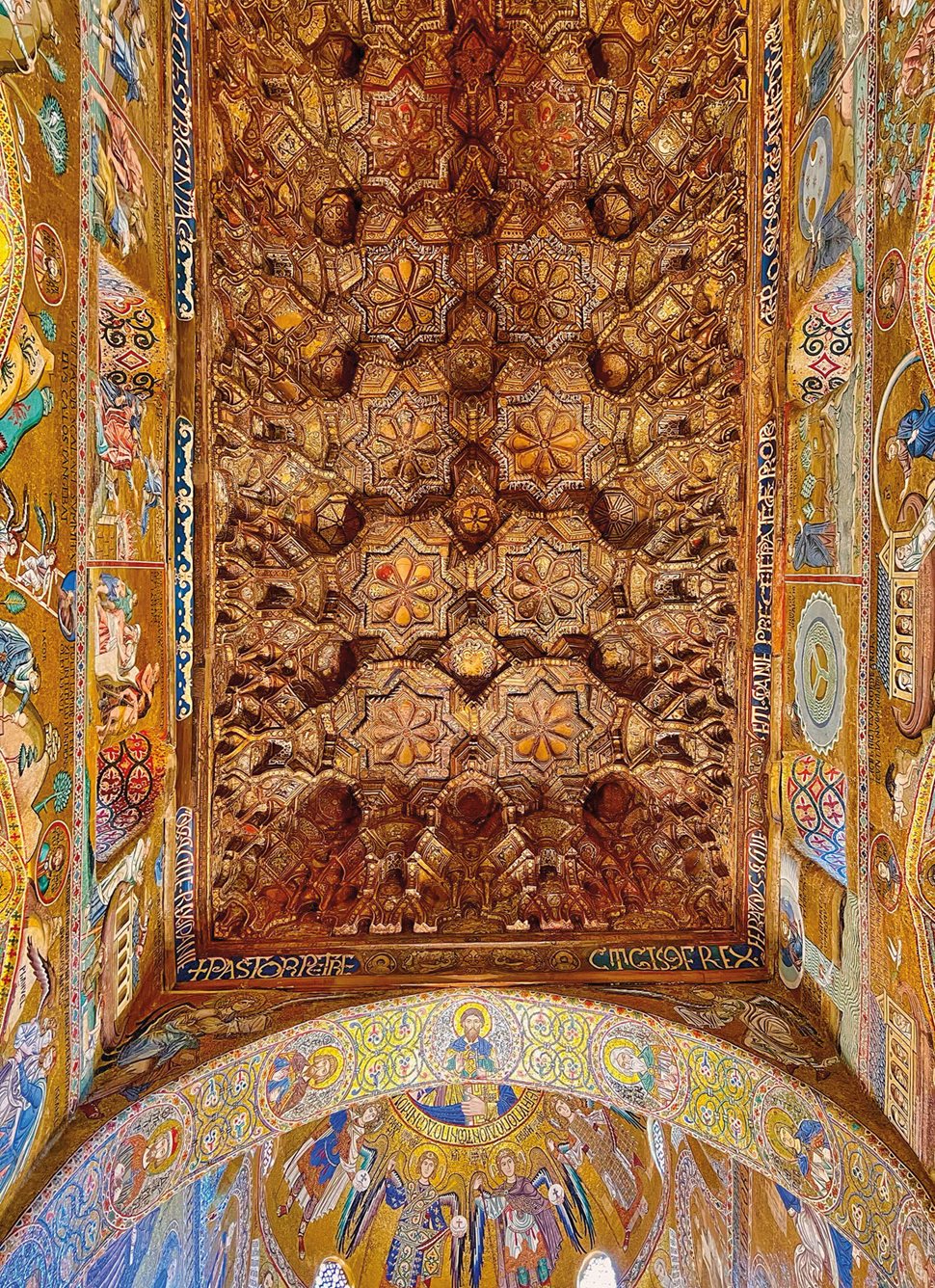 Regarded by art historians as one of the masterpieces of medieval Islamic workmanship, the painted wooden ceiling of the Capilla Palatina mesmerizes and enchants with its ranks of star-shaped coffers supported by honeycomb muqarnas set above the walls and vaults covered in mosaics executed by Byzantine craftsmen. 