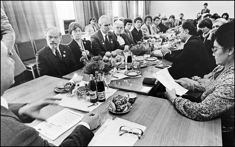 <p>In April 1983, Mayor Kazimov and Tashkent officials hosted a delegation from Target Seattle, one of a number of people-to-people diplomacy efforts supported by the <span class="smallcaps">stsca</span>.</p>