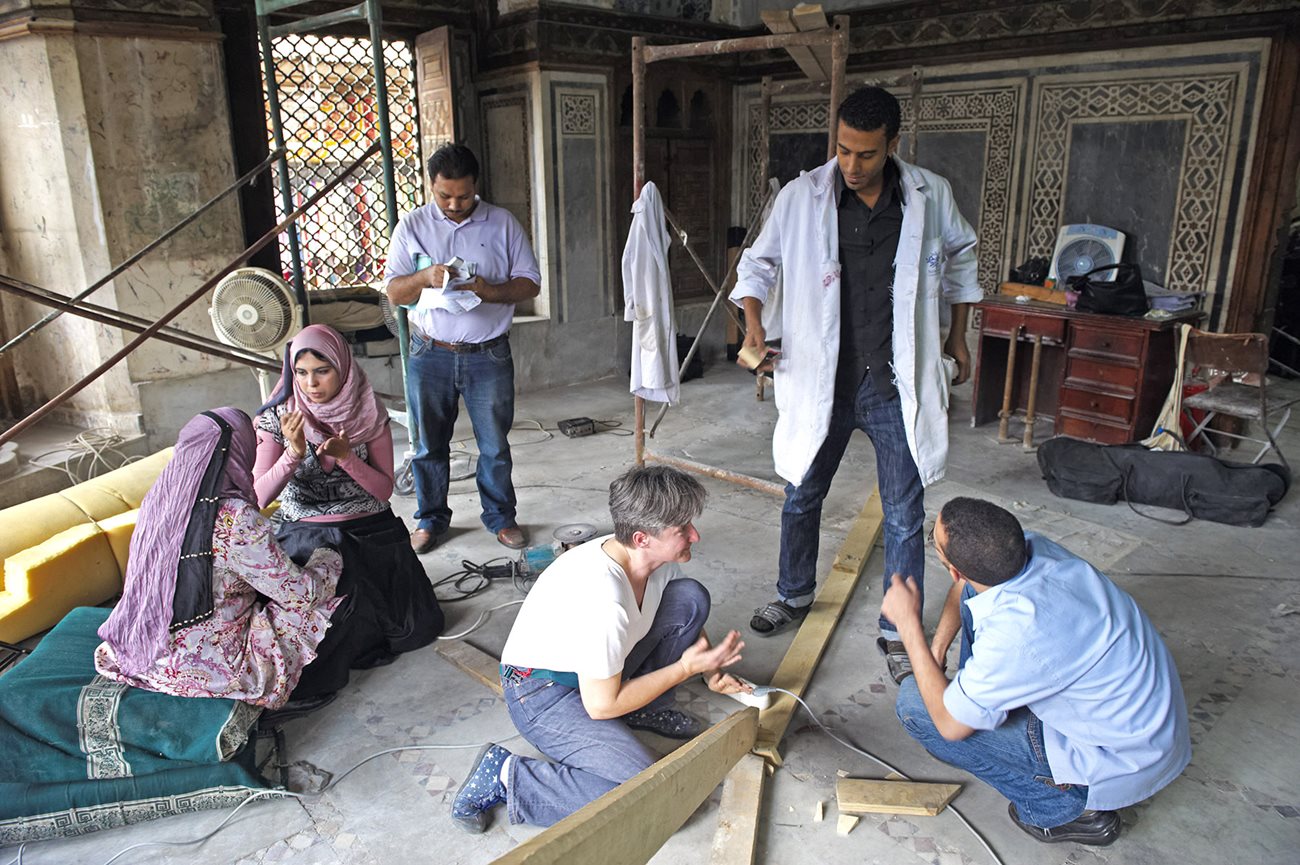 From 2007 to 2009, some 100 conservation and restoration professionals gave new life to the sabil-kuttab, each one bringing his or her skill to marble, wood, tile, plaster and structure.&nbsp;